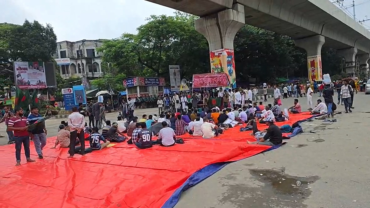 জুলাই সনদ দাবিতে অনড় ‘জুলাই যোদ্ধারা’, আজও শাহবাগ মোড়ে অবস্থান